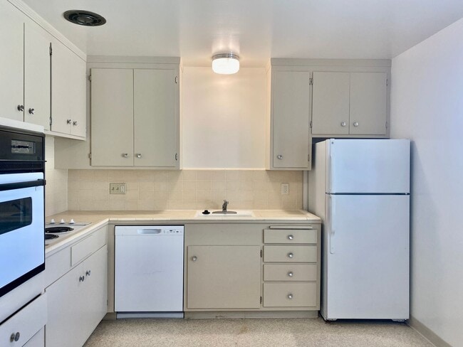 Building Photo - Immaculate 1BR/1BA! Downtown San Anselmo! Parking! Laundry! PROGRESSIVE