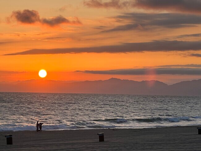 3 blocks from beach - 832 Cypress Ave