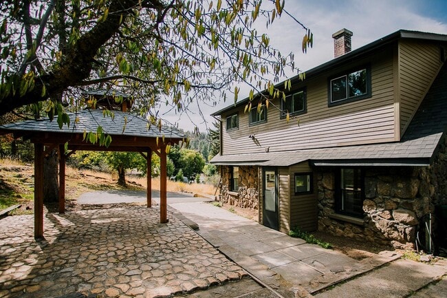 Building Photo - Charming 4-Bedroom Home with Stunning View...