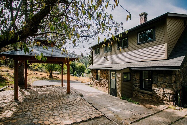 Foto del edificio - Charming 4-Bedroom Home with Stunning View...