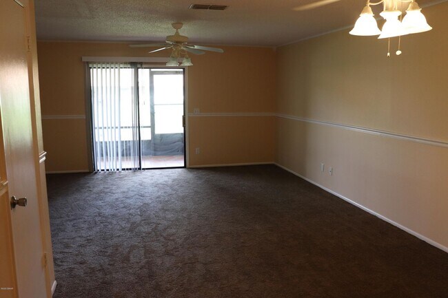 Foto del edificio - Two Story Townhome