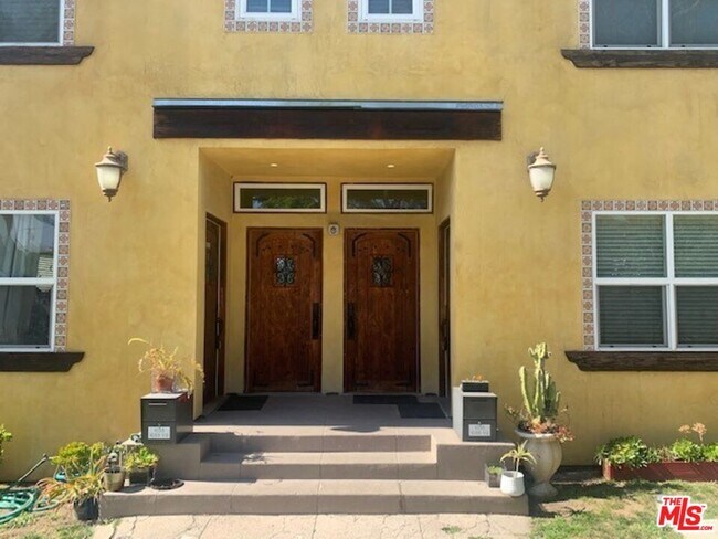 Building Photo - 1035 N Martel Ave