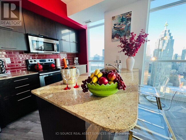 Photo du bâtiment - 65 Bremner Blvd