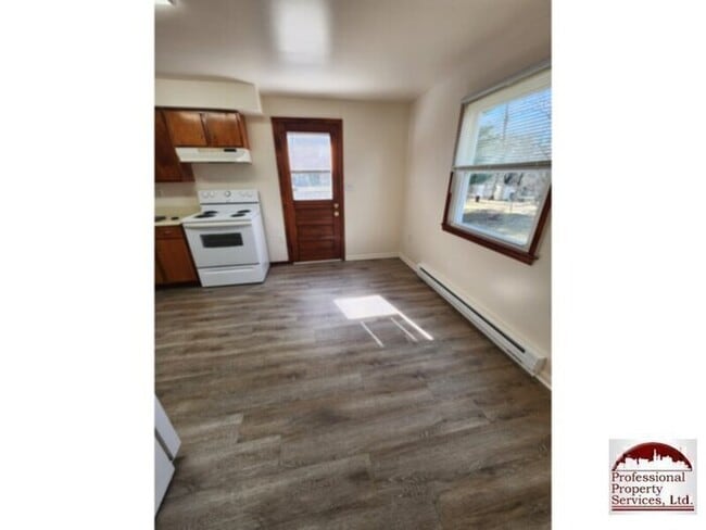 Building Photo - Country Living Near Commuter Routes