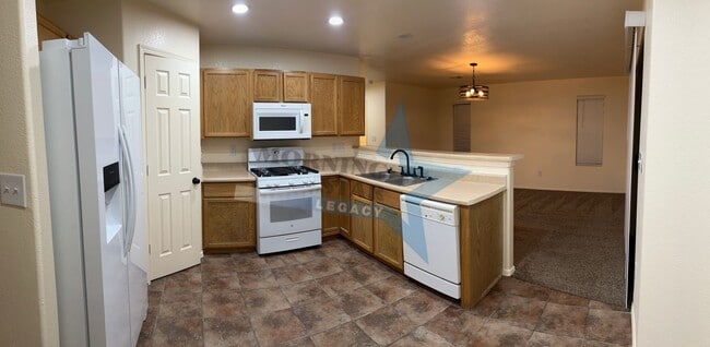 Building Photo - Inviting 3 bedroom 2.5 bath waiting to be ...