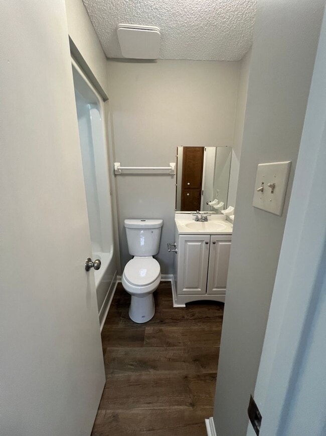 Building Photo - Lovely 2BD/2B Duplex Close to Moody AFB & ...
