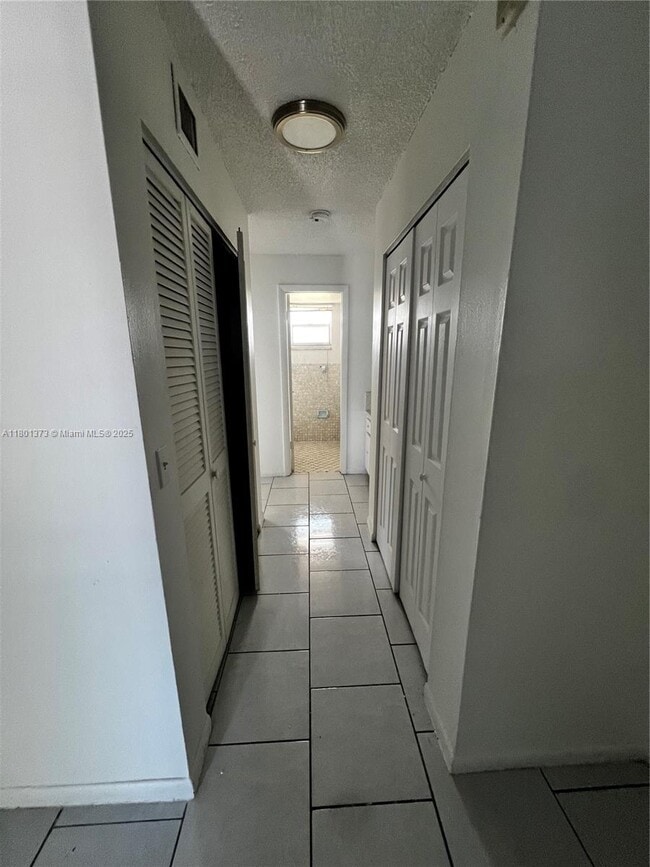 Foto del edificio - 300 NE 1st Ct