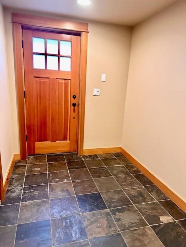Building Photo - West Seattle Townhouse, Location Location ...