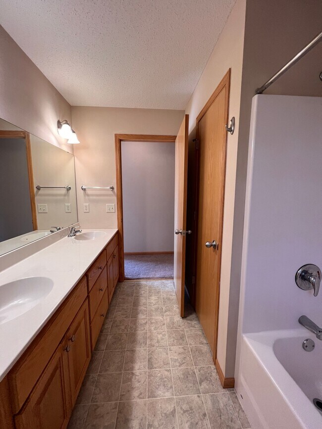 Foto del edificio - 593 W 9th St