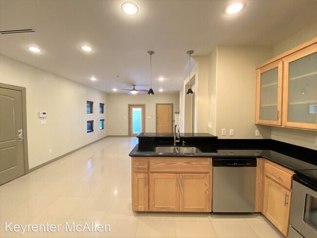 Building Photo - 1321 E Camellia Ave