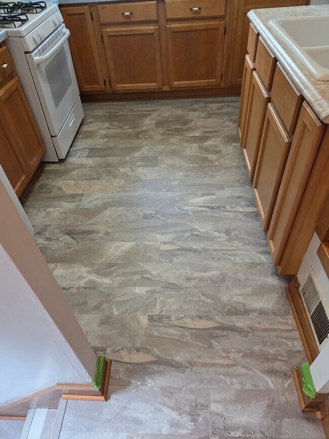 Piso de cocina nuevo - 2412 E Ohio Ave