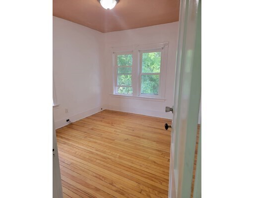 Building Photo - 44 Uxbridge St