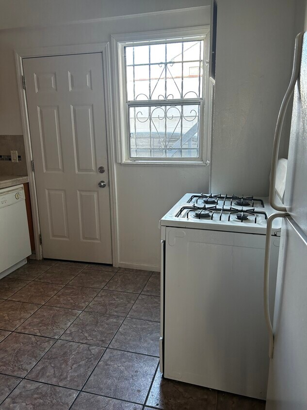 Building Photo - 130 1/2 N Orlando Ave