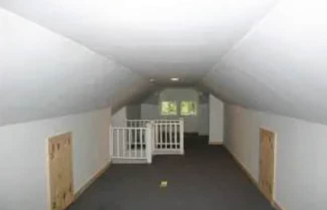 Building Photo - Spacious 4BR/1BA Chicago Brick Home – Fenc...