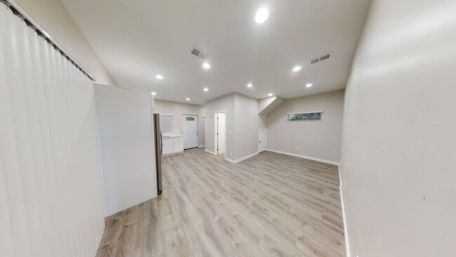 Building Photo - 4BD/2BA on Montezuma!