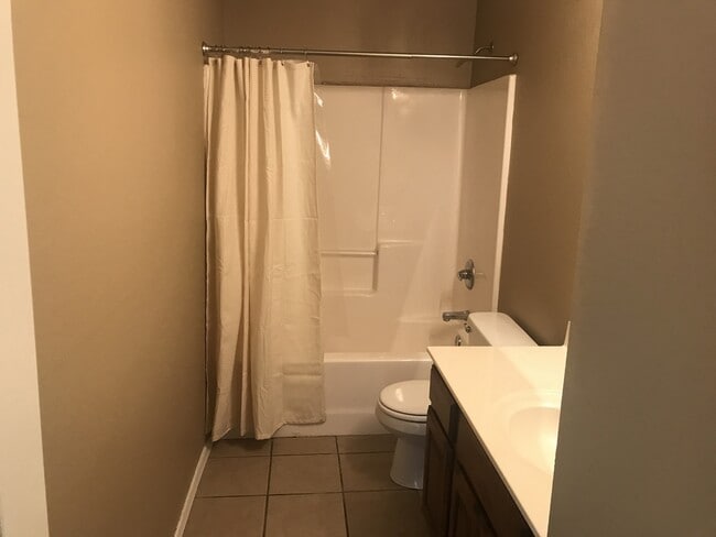 Building Photo - KU2-Broadway Duplex 2