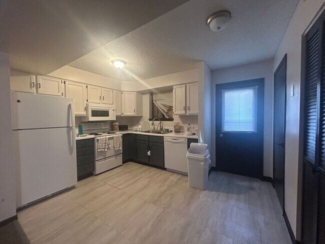 Foto del edificio - $1,050 | 2 Bedroom, 1 Bathroom Apartment | Cat Friendly | Available for August 1st, 2026 Move In!