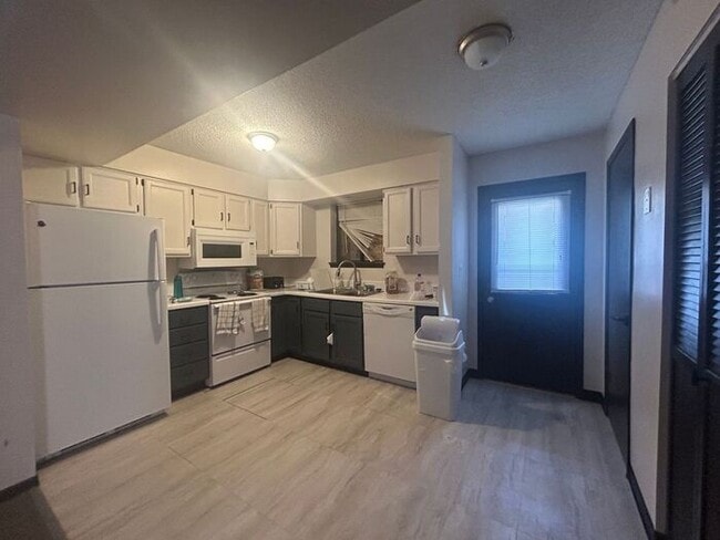 Building Photo - $825 | 2 Bedroom, 1 Bathroom Apartment | C...