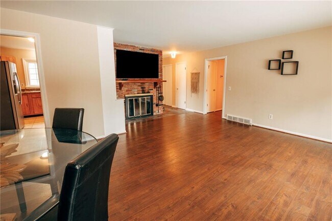 Building Photo - 40 Red Barn Cir