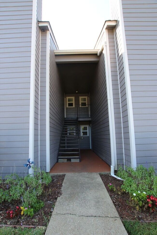 Foto del edificio - 1 Bed 1 Bath, Upstairs Apartment Unit at Heritage West!