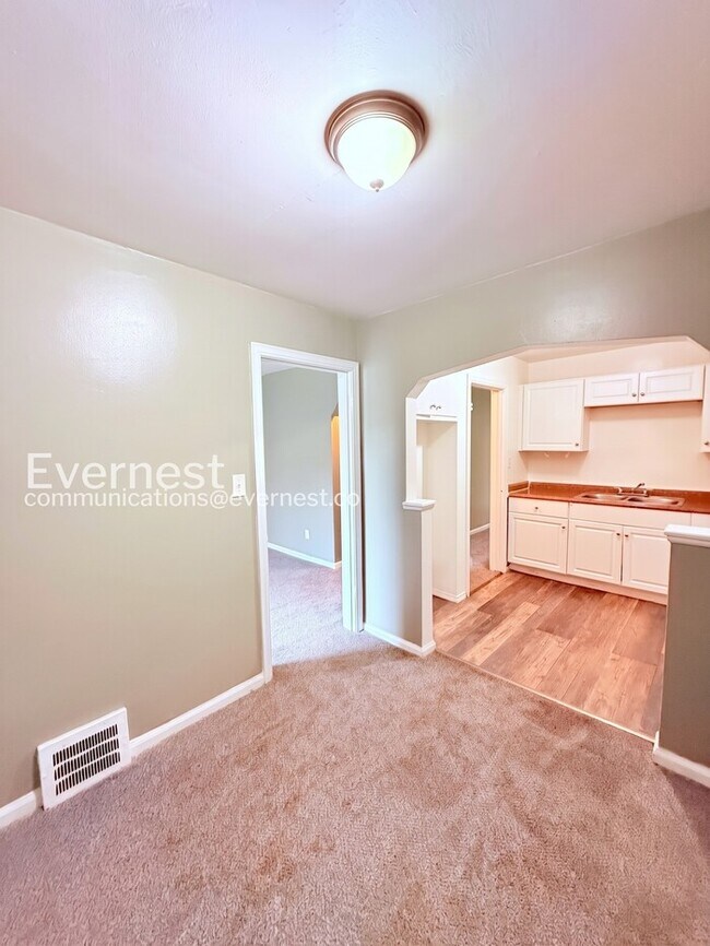 Foto del edificio - Charming Home with Detached Garage and Basement! | Pet Friendly