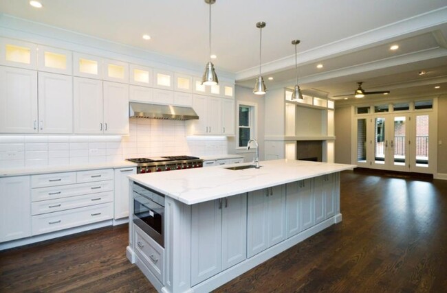Foto del edificio - 4 bedroom in Chicago IL 60640