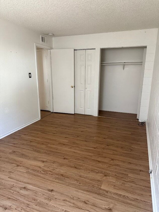 Building Photo - Updated 2 Bed/ 1 Bath