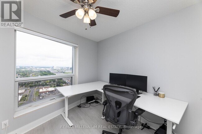 Building Photo - 125 Village Green Square