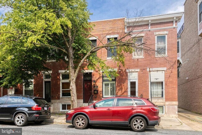 Building Photo - This 2bd 3.5bth rowhome is truly everythin...