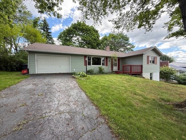 Building Photo - Charming 3 Bedroom in Overlook Heights