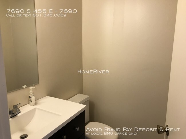 Building Photo - Cute and Cozy Midvale Duplex!!