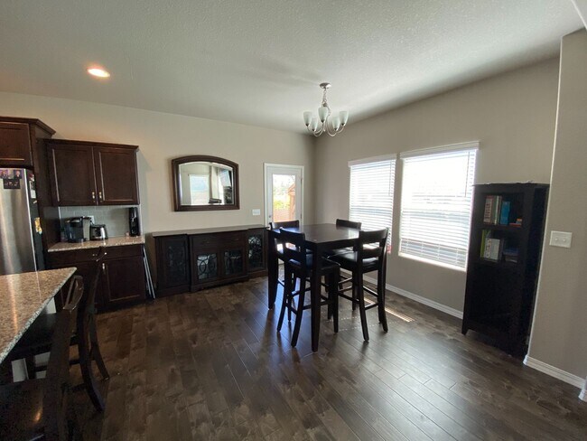 Foto del edificio - Immaculate 4 Bed 4 Bath 4 Car Garage Home ...