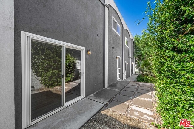 Building Photo - 648 N Grand Ave