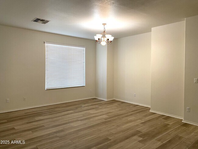 Foto del edificio - 8837 W Glenn Dr