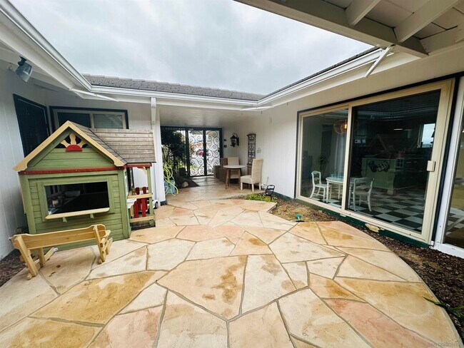 Foto del edificio - 5108 Pacifica Dr