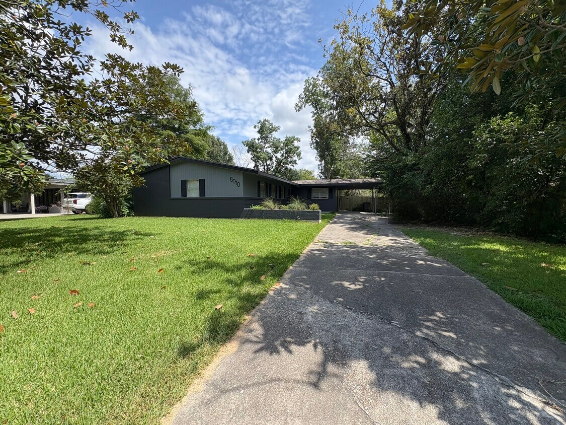 Foto principal - 8010 Brandon Dr