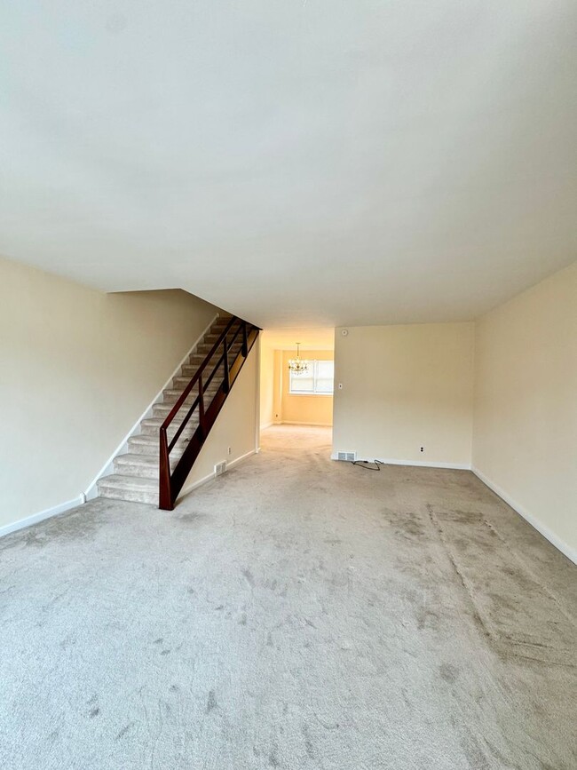 Building Photo - East Oak Lane 3 Bedroom
