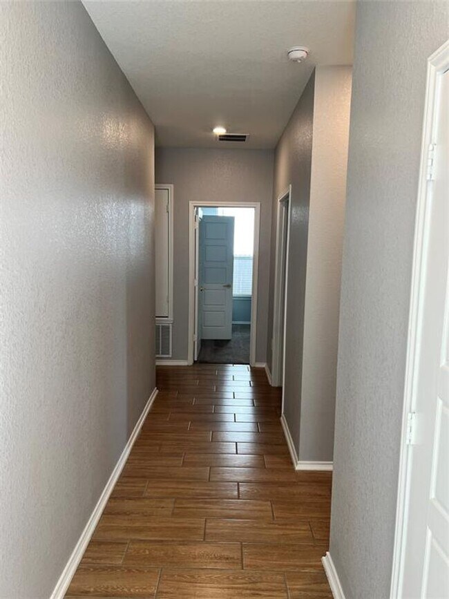 Building Photo - Del Valle Sundance Crossing / 4 bedrooms, 2 baths, 1 story home / Like New built 2021 / Refrigera...