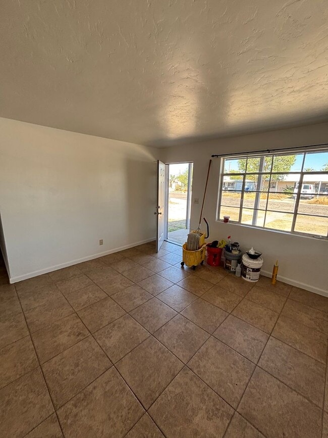 Building Photo - Great Rental Ready for You