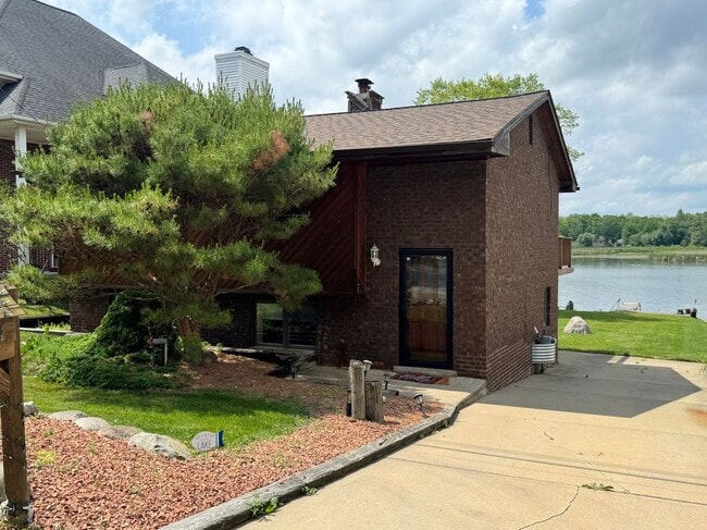 Building Photo - 1508 Lakeview Dr