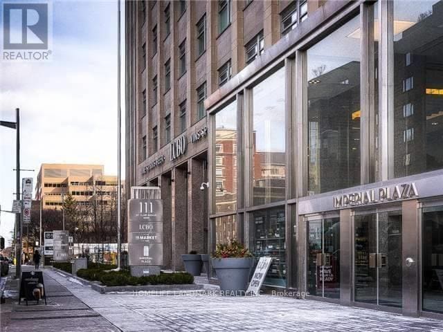 Photo du bâtiment - 111 St Clair Ave W