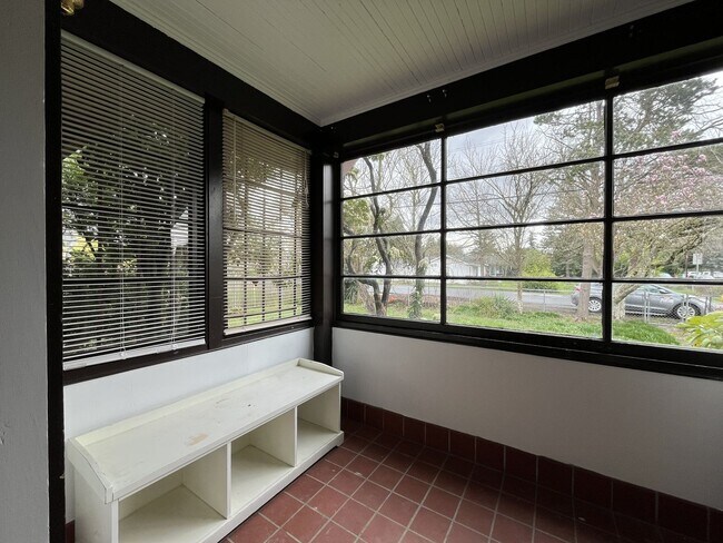 Foto del edificio - Character-Filled 2-Bedroom Home with Vintage Charm & Bright Living Spaces