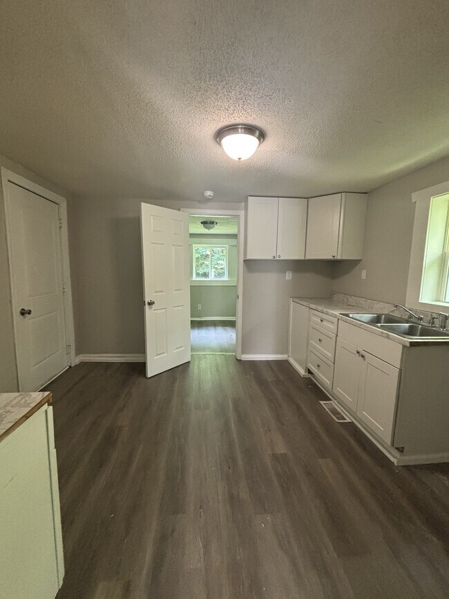 Foto del edificio - 4009 Grasselli Ave SW