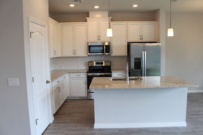 Foto del edificio - 4 Bedroom, 3 Bath Corner Unit Town Home in...