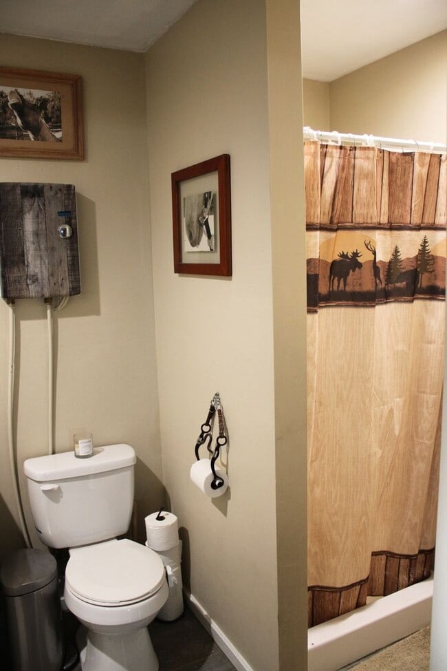 Building Photo - Horse property with indoor arena.