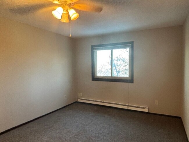 Building Photo - Awesome 2 BR/1.5 BA Townhome in St. Paul!