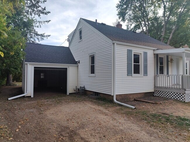 Foto del edificio - Fully Renovated 4-Bedroom Gem in Rockford ...