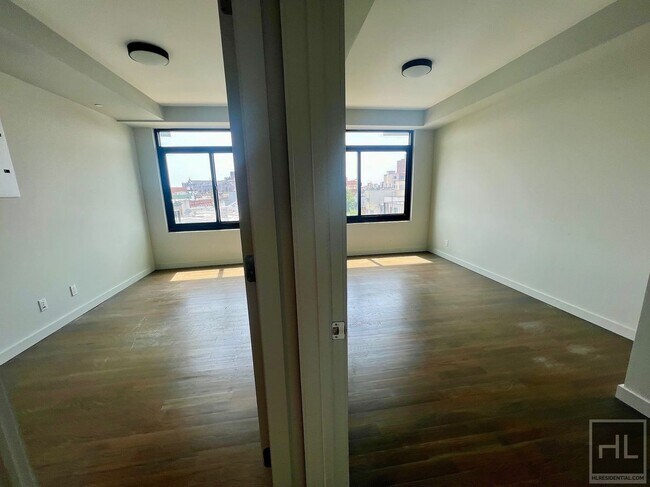 Foto del edificio - Modern Bright 2BR 1BA w/ Balcony & Soaring...