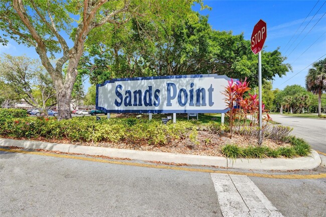 Foto del edificio - 8300 Sands Point Blvd