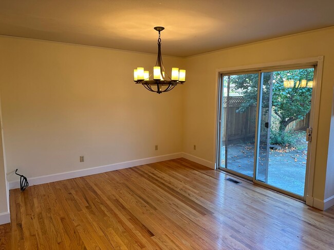 Building Photo - Perfectly located 3 bedroom, 2.5 bathroom ...